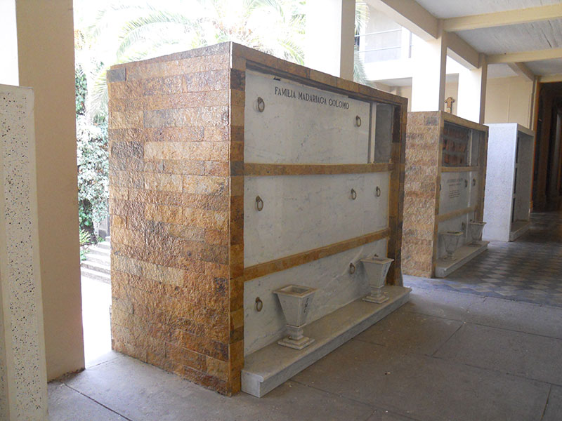 Diseño y Construcción - Mausoleos Cementerio Católico / Recoleta